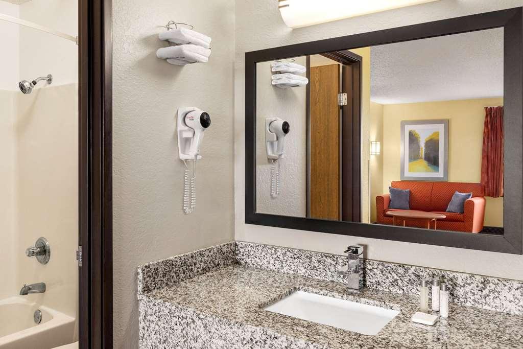 Baymont By Wyndham Cedar Rapids Otel Oda fotoğraf