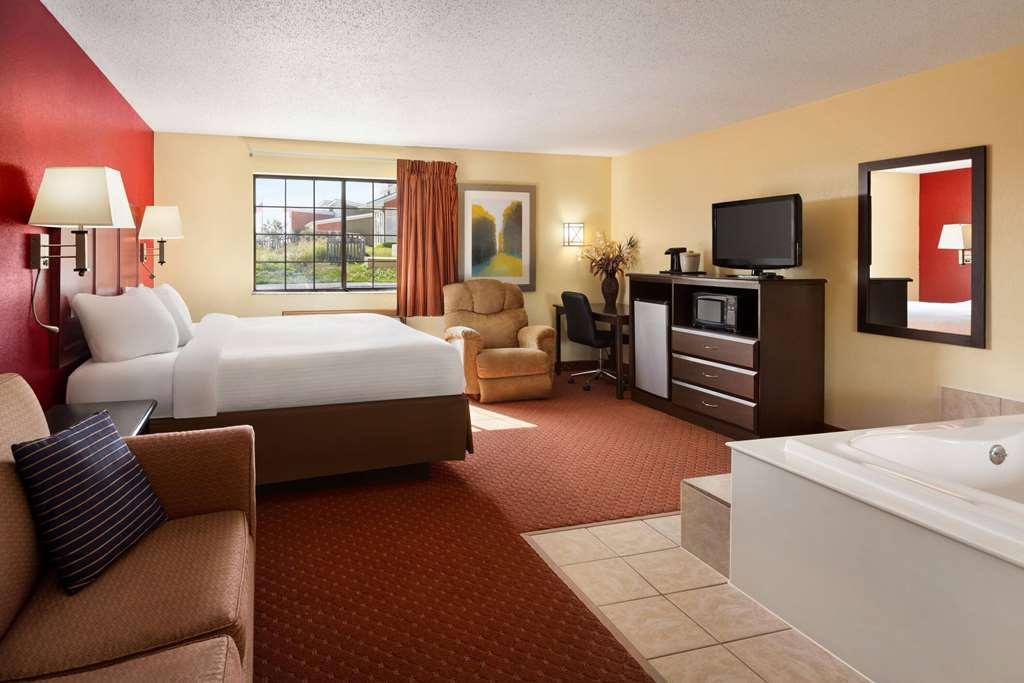 Baymont By Wyndham Cedar Rapids Otel Oda fotoğraf