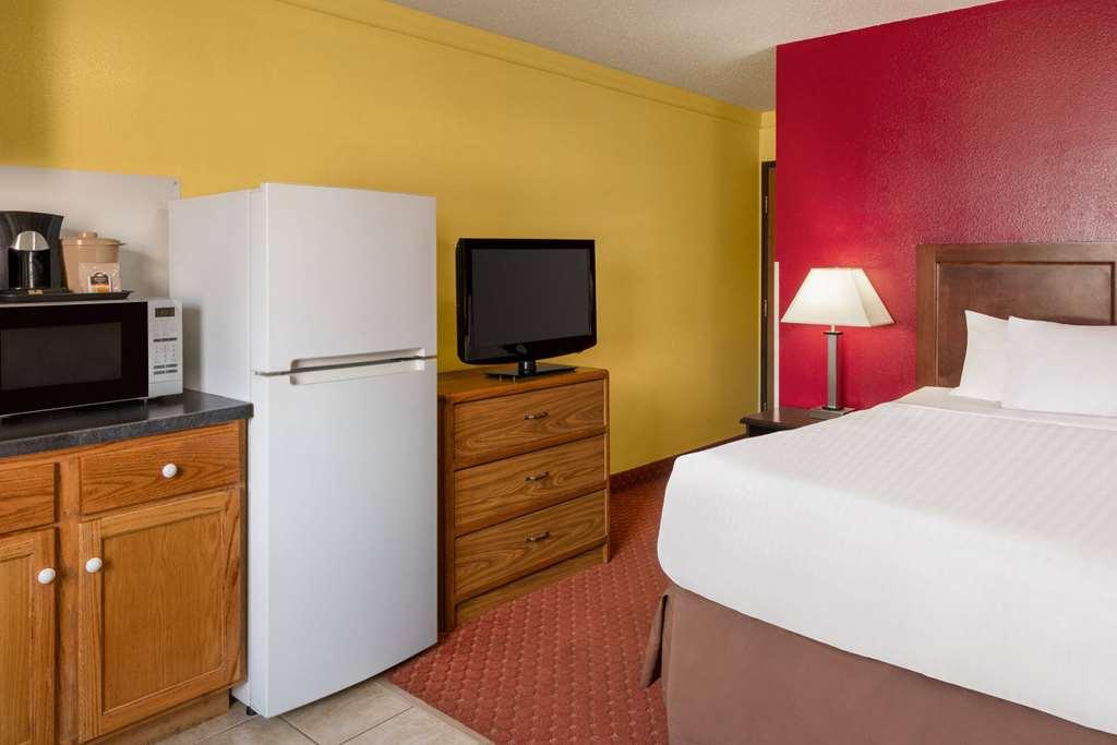 Baymont By Wyndham Cedar Rapids Otel Oda fotoğraf