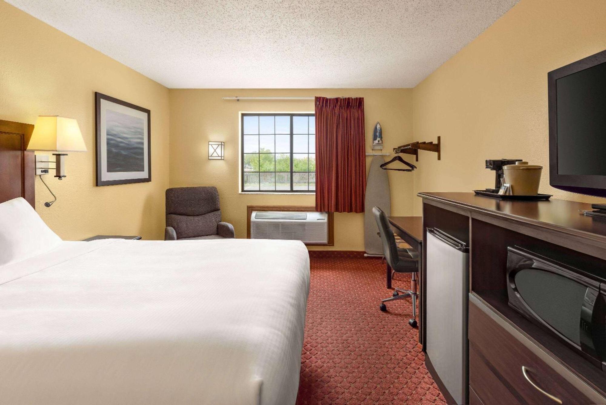 Baymont By Wyndham Cedar Rapids Otel Dış mekan fotoğraf