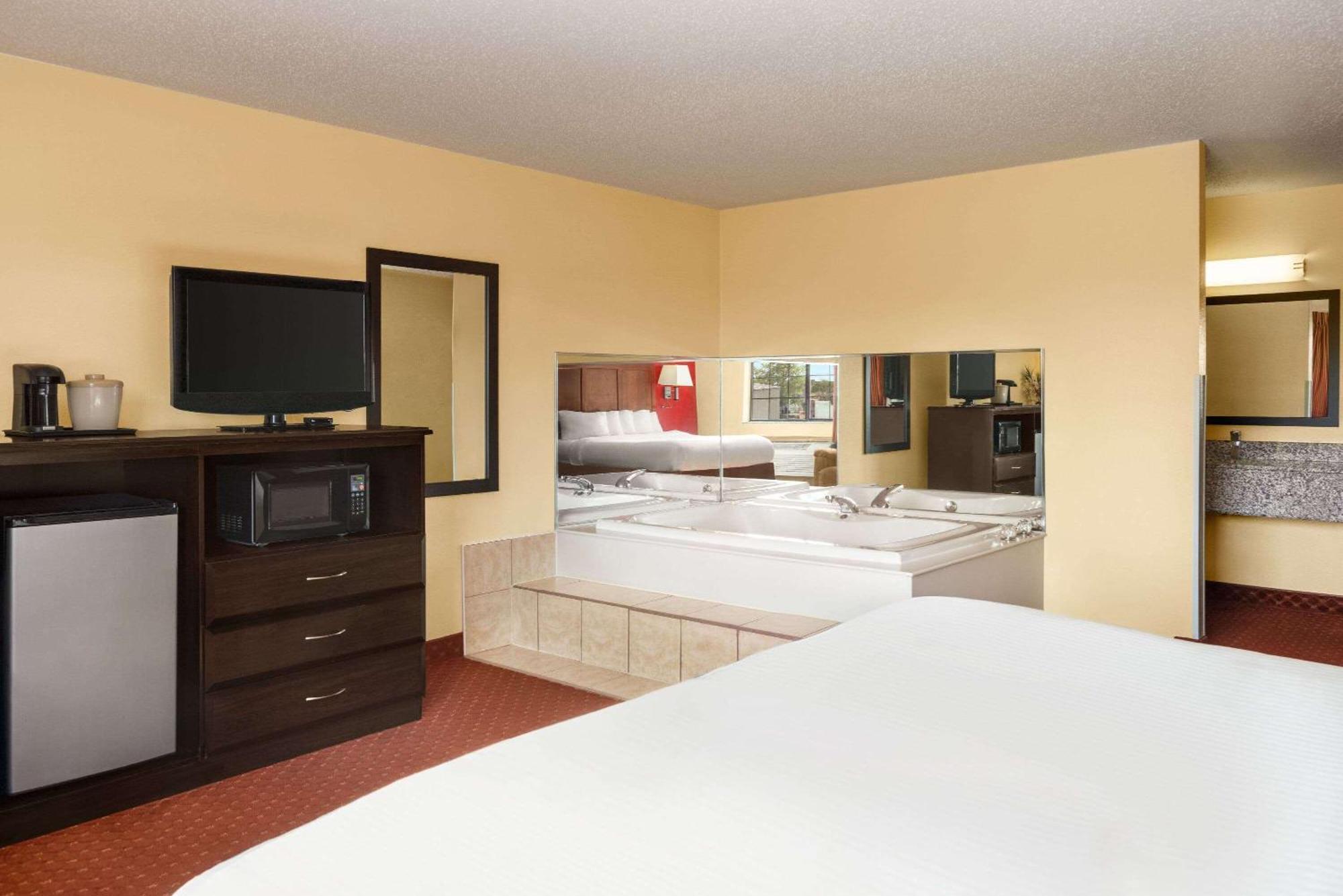 Baymont By Wyndham Cedar Rapids Otel Dış mekan fotoğraf