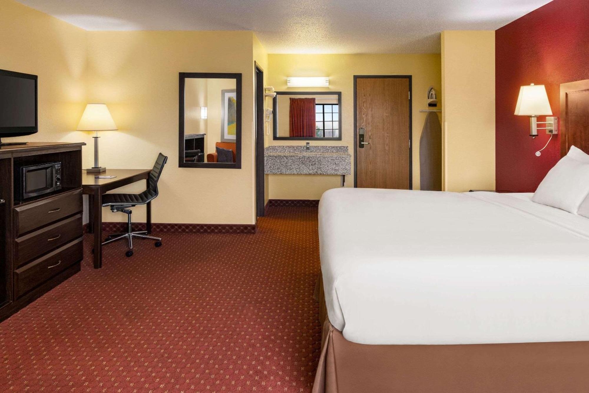 Baymont By Wyndham Cedar Rapids Otel Dış mekan fotoğraf