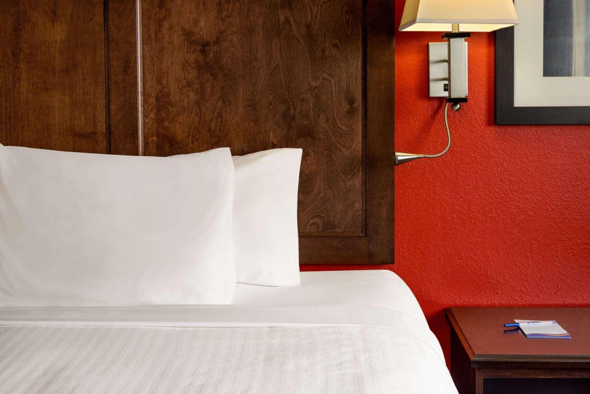 Baymont By Wyndham Cedar Rapids Otel Dış mekan fotoğraf
